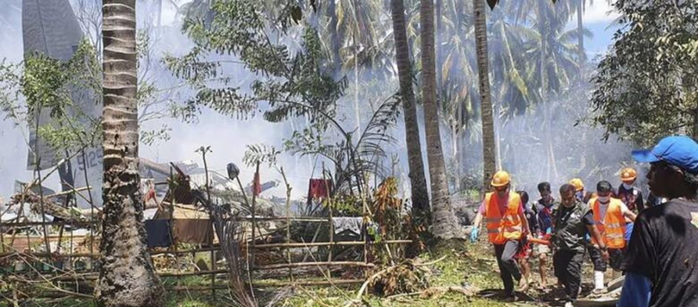 Φιλιππίνες: Τουλάχιστον 50 νεκροί και δεκάδες τραυματίες από τη συντριβή του αεροσκάφους C-130 (βίντεο)